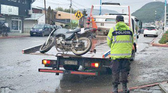 Dos heridos en Ushuaia tras choque entre una camioneta y una moto