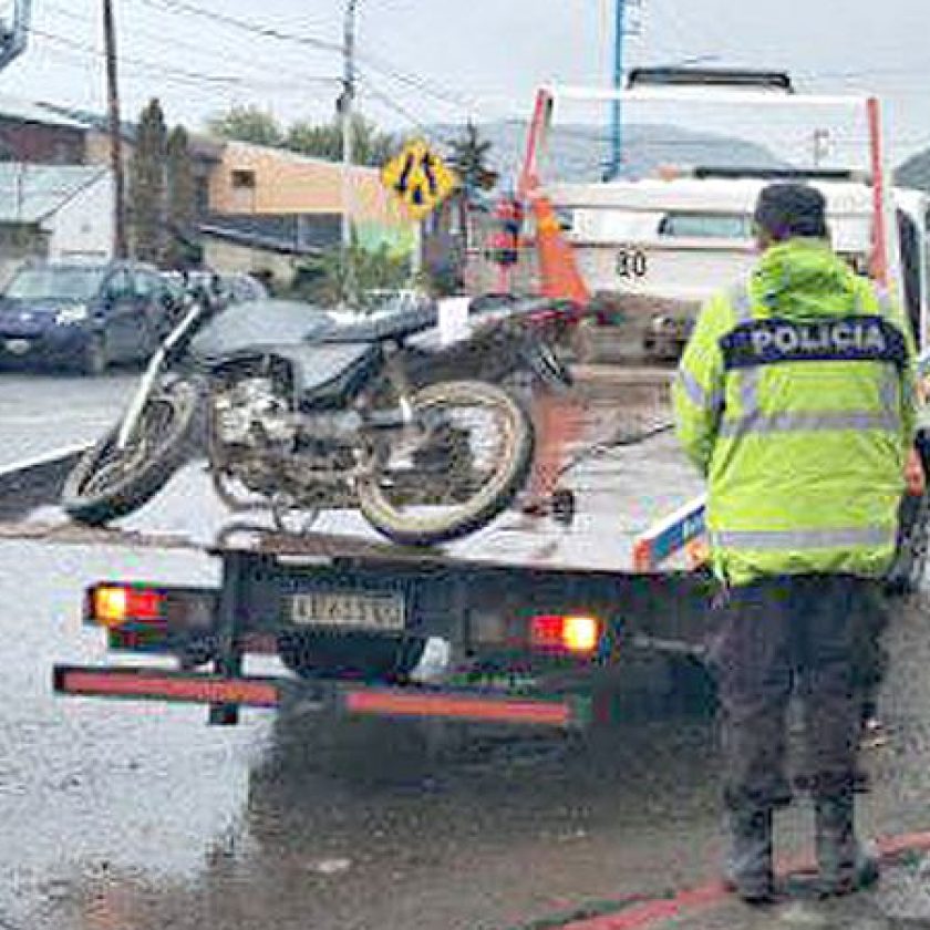 Dos heridos en Ushuaia tras choque entre una camioneta y una moto