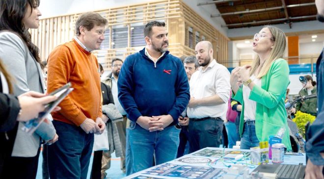 Este miércoles comenzó con gran participación de la comunidad la “Expo Ushuaia Ciudad Segura” en el Microestadio “Cochocho” Vargas, organizada por la Municipalidad de Ushuaia. El evento, que se extenderá hasta las 18 aproximadamente, del jueves 14 de noviembre, reúne a más de 50 stands de instituciones gubernamentales y no gubernamentales, vinculadas con la seguridad pública y privada. El intendente de Ushuaia, Walter Vuoto y el gobernador provincial, Gustavo Melella, recorrieron juntos la exposición destacando su importancia “para la concientización y preparación de la comunidad ante posibles emergencias”, coincidieron en señalar. Acompañados por integrantes de sus respectivos gabinetes, los mandatarios resaltaron la relevancia de trabajar de manera conjunta entre las fuerzas municipales y provinciales, así como con las entidades civiles y comerciales de la ciudad. El titular del Ejecutivo, Gustavo Melella, subrayó que “es fundamental estar preparados, y la concientización es clave para lograr una comunidad más segura. Esta muestra es una gran iniciativa que debe celebrarse porque nos permite visualizar los riesgos a los que estamos expuestos y cómo debemos actuar ante ellos”. Por su parte, el jefe de Gabinete provincial, Agustín Tita, destacó: “Estos espacios son fundamentales para que la sociedad entienda los riesgos que tenemos en nuestra isla y cómo debemos reaccionar ante situaciones imprevistas”. La Expo Ushuaia Ciudad Segura tiene como objetivo acercar a la comunidad herramientas prácticas y tecnológicas para mejorar la seguridad en entornos públicos y privados. La primera jornada estuvo marcada por la participación de comunidades educativas de nivel inicial y primario, quienes a través del juego, pudieron familiarizarse con medidas de prevención en temas como accidentes domésticos, incendios, uso del cinturón de seguridad, normas de seguridad vial, reanimación cardiopulmonar (RCP), sismos, etc. Durante la jornada del jueves 14, se continuarán realizando talleres interactivos, exhibiciones y demostraciones. A las 12:00, se abrirá el ciclo de charlas con la presentación de “COE Operativo 2024” a cargo de Protección Civil; a las 14:00, la Estación Astronómica Río Grande brindará una charla sobre “Cazando terremotos en el fin del mundo”; a las 16:00, el Club Andino Ushuaia (CAU) presentará sobre su “Historia, función y gestionamiento de la Comisión de Auxilio”; y a las 17:00, se abordarán los “Conceptos básicos sobre búsqueda y rescate con perros” a cargo del CAU. La Expo está abierta de forma libre y gratuita para toda la comunidad, y busca fortalecer el vínculo entre los ciudadanos y las herramientas necesarias para vivir de manera más segura, incentivando la participación activa en el desarrollo de una Ushuaia mejor preparada ante cualquier eventualidad.