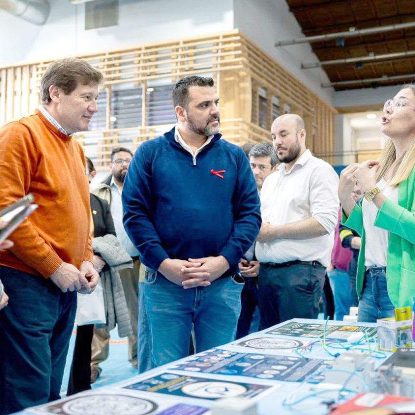 Este miércoles comenzó con gran participación de la comunidad la “Expo Ushuaia Ciudad Segura” en el Microestadio “Cochocho” Vargas, organizada por la Municipalidad de Ushuaia. El evento, que se extenderá hasta las 18 aproximadamente, del jueves 14 de noviembre, reúne a más de 50 stands de instituciones gubernamentales y no gubernamentales, vinculadas con la seguridad pública y privada. El intendente de Ushuaia, Walter Vuoto y el gobernador provincial, Gustavo Melella, recorrieron juntos la exposición destacando su importancia “para la concientización y preparación de la comunidad ante posibles emergencias”, coincidieron en señalar. Acompañados por integrantes de sus respectivos gabinetes, los mandatarios resaltaron la relevancia de trabajar de manera conjunta entre las fuerzas municipales y provinciales, así como con las entidades civiles y comerciales de la ciudad. El titular del Ejecutivo, Gustavo Melella, subrayó que “es fundamental estar preparados, y la concientización es clave para lograr una comunidad más segura. Esta muestra es una gran iniciativa que debe celebrarse porque nos permite visualizar los riesgos a los que estamos expuestos y cómo debemos actuar ante ellos”. Por su parte, el jefe de Gabinete provincial, Agustín Tita, destacó: “Estos espacios son fundamentales para que la sociedad entienda los riesgos que tenemos en nuestra isla y cómo debemos reaccionar ante situaciones imprevistas”. La Expo Ushuaia Ciudad Segura tiene como objetivo acercar a la comunidad herramientas prácticas y tecnológicas para mejorar la seguridad en entornos públicos y privados. La primera jornada estuvo marcada por la participación de comunidades educativas de nivel inicial y primario, quienes a través del juego, pudieron familiarizarse con medidas de prevención en temas como accidentes domésticos, incendios, uso del cinturón de seguridad, normas de seguridad vial, reanimación cardiopulmonar (RCP), sismos, etc. Durante la jornada del jueves 14, se continuarán realizando talleres interactivos, exhibiciones y demostraciones. A las 12:00, se abrirá el ciclo de charlas con la presentación de “COE Operativo 2024” a cargo de Protección Civil; a las 14:00, la Estación Astronómica Río Grande brindará una charla sobre “Cazando terremotos en el fin del mundo”; a las 16:00, el Club Andino Ushuaia (CAU) presentará sobre su “Historia, función y gestionamiento de la Comisión de Auxilio”; y a las 17:00, se abordarán los “Conceptos básicos sobre búsqueda y rescate con perros” a cargo del CAU. La Expo está abierta de forma libre y gratuita para toda la comunidad, y busca fortalecer el vínculo entre los ciudadanos y las herramientas necesarias para vivir de manera más segura, incentivando la participación activa en el desarrollo de una Ushuaia mejor preparada ante cualquier eventualidad.