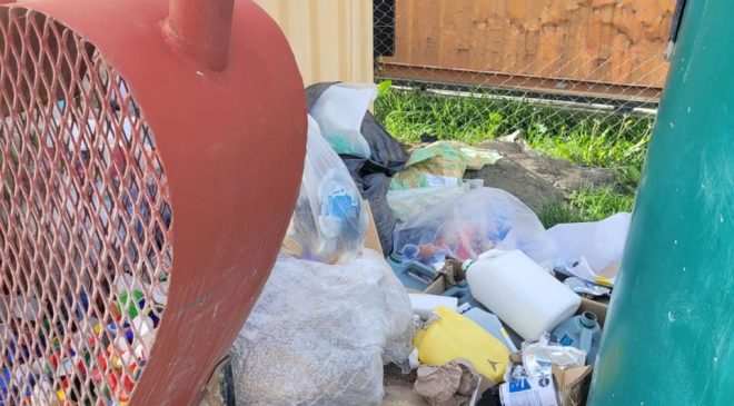 Contenedores de reciclaje desbordados: el abandono que desalienta