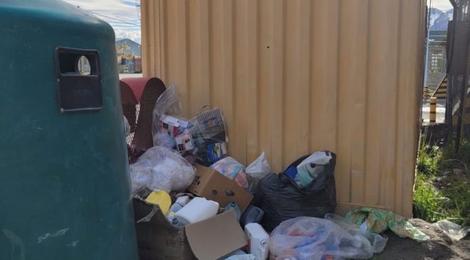 Contenedores de reciclaje desbordados: el abandono que desalienta