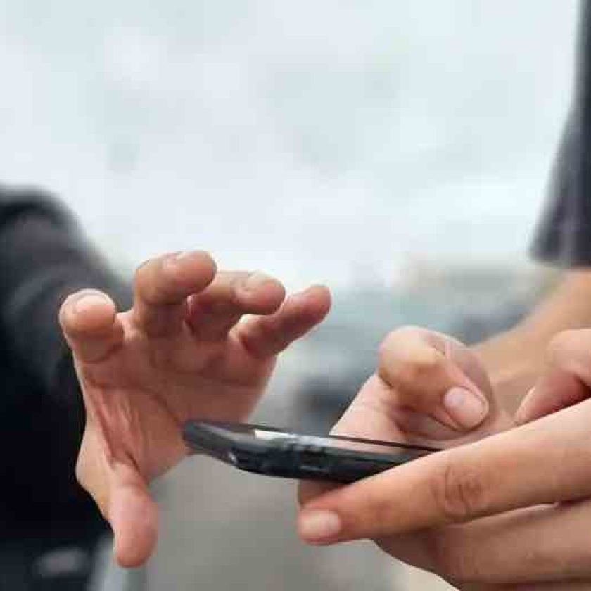 Lo acusan de robar un celular en medio de una pelea