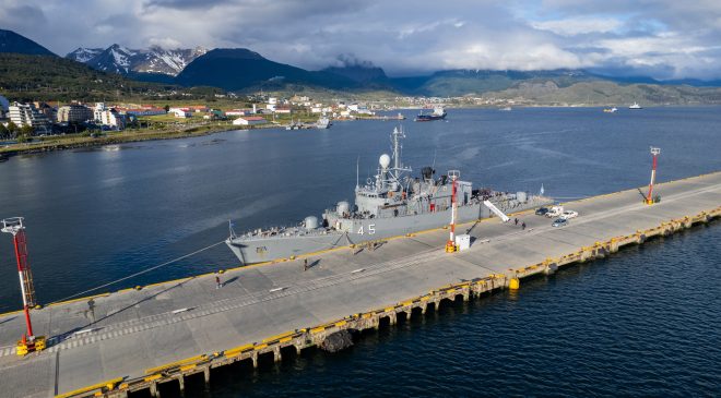 El patrullero oceánico ARA “Bouchard” y la corbeta ARA “Robinson” zarparon de la ciudad de Ushuaia