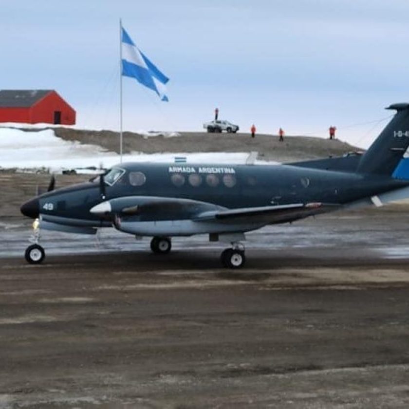 La Armada Argentina retoma operaciones aéreas en la Base Petrel