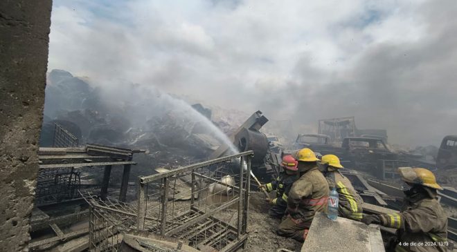 Devastador incendio en una recicladora del Parque Industrial