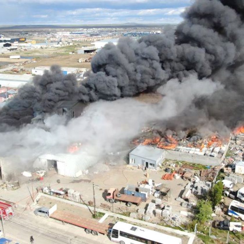 Devastador incendio en una recicladora del Parque Industrial