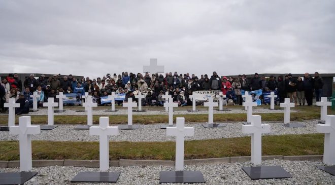 Familiares de caídos en Malvinas visitaron el cementerio de Darwin después de cinco años