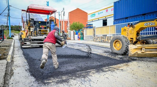 Bacheo y repavimentación en el barrio Mirador de los Andes