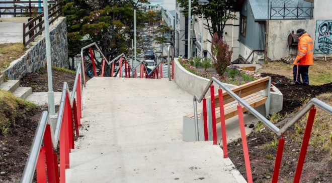 Repavimentaron el puente de calle De los Ñires y avanza la obra en la escalera de calle Belgrano