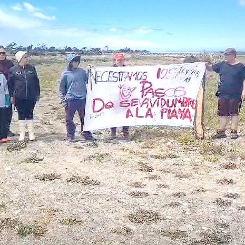 Pescadores denuncian que estancieros cercaron los accesos al mar