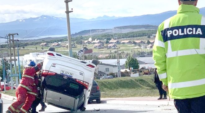 Conductora “se descuidó” y terminó volcando