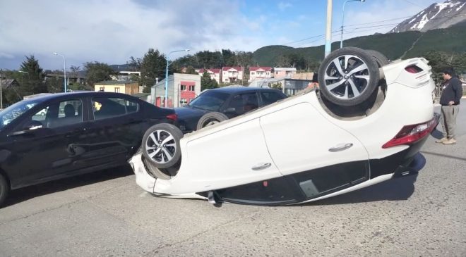 Conductora “se descuidó” y terminó volcando