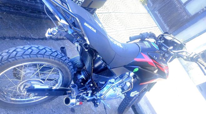 Moto choca con dos vehículos estacionados y resulta herida una mujer