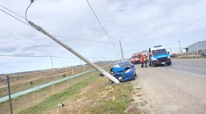 Conductor resulta herido al chocar contra un poste