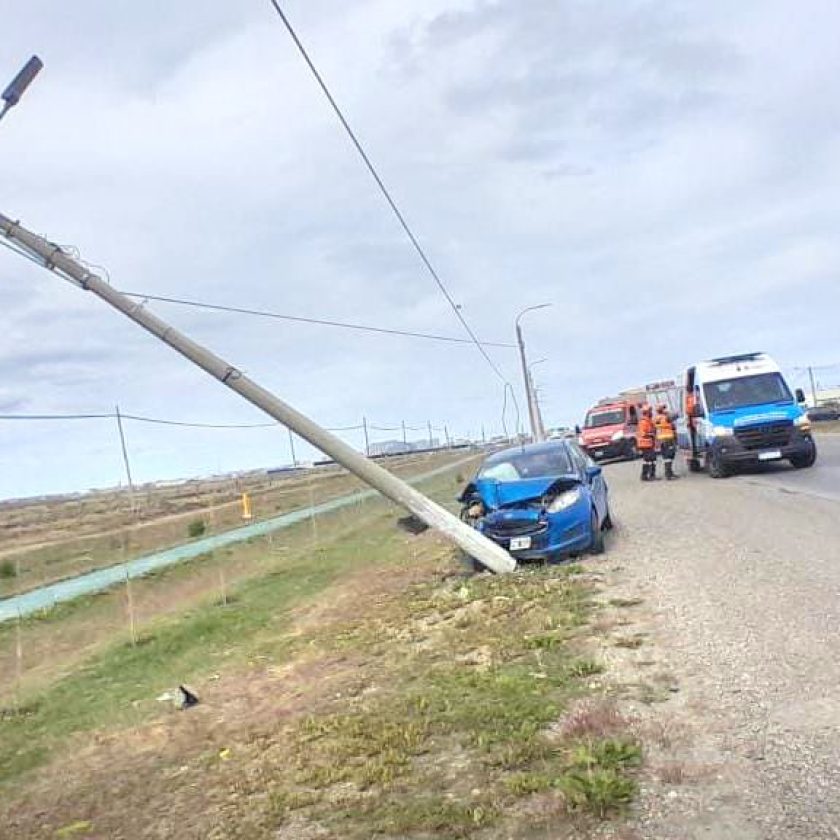 Conductor resulta herido al chocar contra un poste