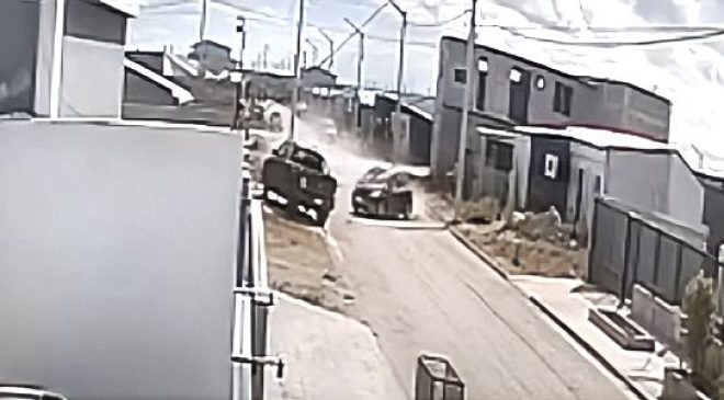 De la fuga al choque: hurtó un auto y terminó estrellándolo Un joven de 25 años, identificado como Nahuel Ríos, fue aprehendido tras una persecución policial que concluyó cuando impactó contra una camioneta pick up Ford Ranger estacionada. Un intenso operativo policial se desplegó en horas de la mañana del día viernes 20 de diciembre en Río Grande luego de que se denunciara el hurto de un vehículo en la zona de la calle Los Patriotas al 700. El incidente tuvo lugar alrededor de las 10:30, cuando un hombre sustrajo un Peugeot 208 de color azul. Las cámaras de video vigilancia urbana detectaron el automóvil ingresando a toda velocidad al barrio Los Cisnes, lo que permitió a las fuerzas de seguridad iniciar un rápido operativo de recuperación del automotor sustraído. Personal de la Comisaría Cuarta y Quinta localizó el rodado, pero el conductor intentó evadirlos realizando maniobras peligrosas. La fuga terminó abruptamente cuando el Peugeot colisionó contra una camioneta Ford Ranger estacionada frente a una vivienda en calle Yaktemi al 700. El escapista, identificado como Nahuel Maximiliano Ríos, de 25 años, fue aprehendido en el lugar, se lo notificó de Derechos y Garantías Procesales por orden del Juzgado de Instrucción Nro. 3 y quedó acusado del delito de hurto de automotor y daños.