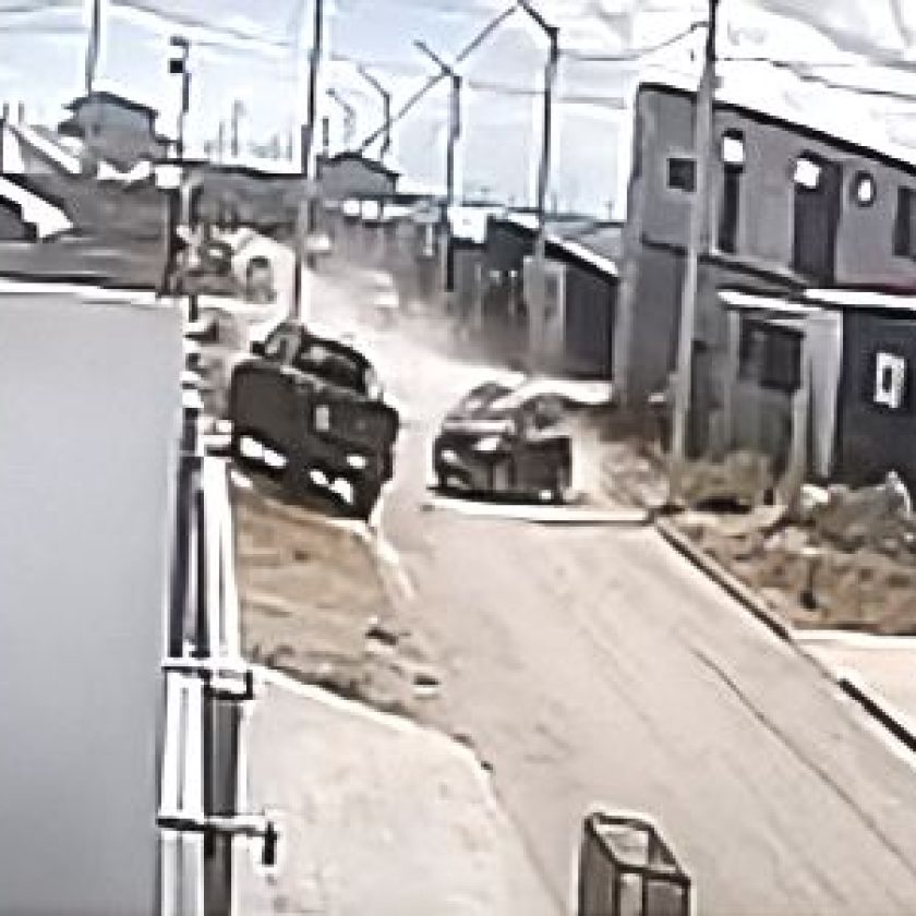 De la fuga al choque: hurtó un auto y terminó estrellándolo Un joven de 25 años, identificado como Nahuel Ríos, fue aprehendido tras una persecución policial que concluyó cuando impactó contra una camioneta pick up Ford Ranger estacionada. Un intenso operativo policial se desplegó en horas de la mañana del día viernes 20 de diciembre en Río Grande luego de que se denunciara el hurto de un vehículo en la zona de la calle Los Patriotas al 700. El incidente tuvo lugar alrededor de las 10:30, cuando un hombre sustrajo un Peugeot 208 de color azul. Las cámaras de video vigilancia urbana detectaron el automóvil ingresando a toda velocidad al barrio Los Cisnes, lo que permitió a las fuerzas de seguridad iniciar un rápido operativo de recuperación del automotor sustraído. Personal de la Comisaría Cuarta y Quinta localizó el rodado, pero el conductor intentó evadirlos realizando maniobras peligrosas. La fuga terminó abruptamente cuando el Peugeot colisionó contra una camioneta Ford Ranger estacionada frente a una vivienda en calle Yaktemi al 700. El escapista, identificado como Nahuel Maximiliano Ríos, de 25 años, fue aprehendido en el lugar, se lo notificó de Derechos y Garantías Procesales por orden del Juzgado de Instrucción Nro. 3 y quedó acusado del delito de hurto de automotor y daños.