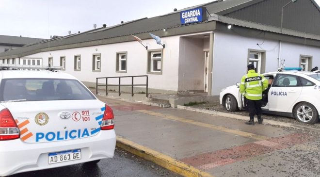 Una mujer completamente ebria causó daños en el HRRG