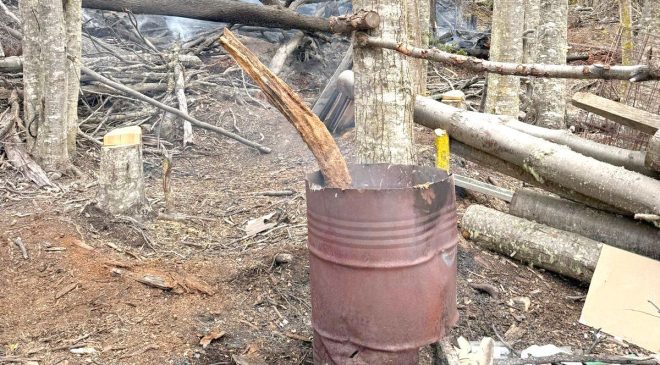 Encendió fuego en dos tachos y se fue: terminó preso