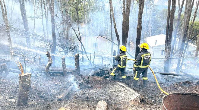 Encendió fuego en dos tachos y se fue: terminó preso