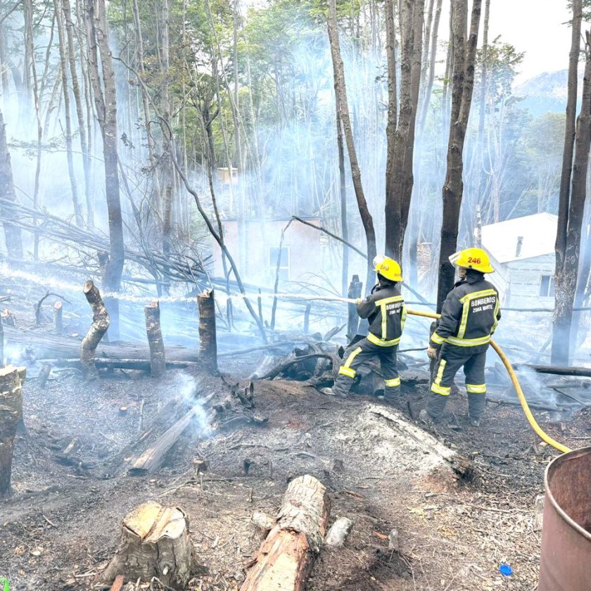 Encendió fuego en dos tachos y se fue: terminó preso