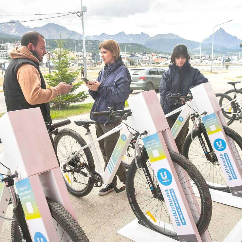 Ya funcionan las tres primeras estaciones de bicicletas eléctricas en Ushuaia