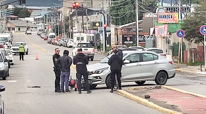 Ushuaia | Saltó de la moto antes de chocar con un automóvil