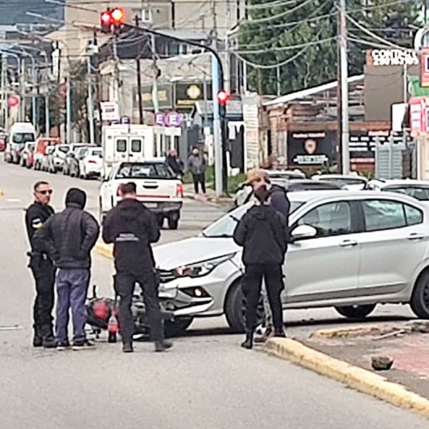 Ushuaia | Saltó de la moto antes de chocar con un automóvil