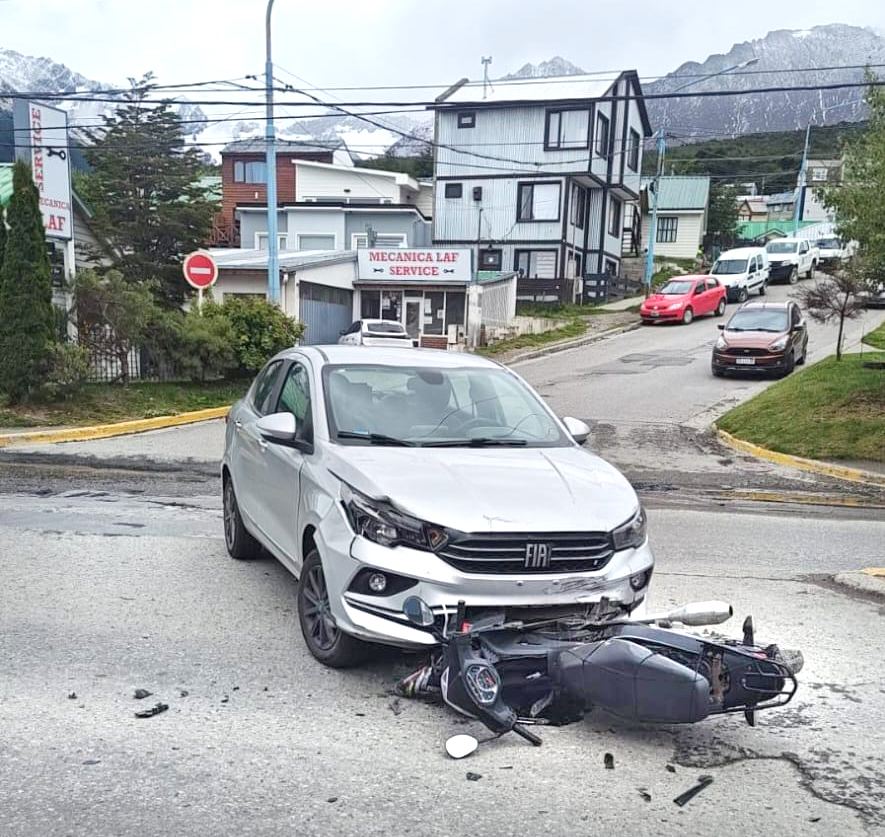 Ushuaia | Saltó de la moto antes de chocar con un automóvil