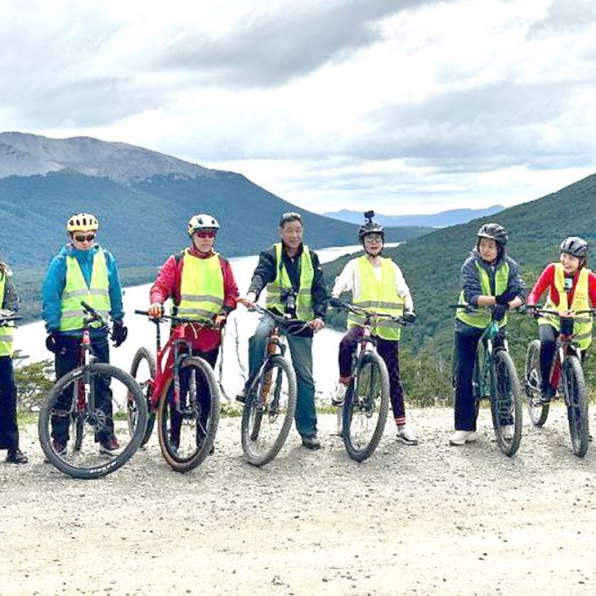 Ciclistas chinos realizaron la “Travesía por los Andes Fueguinos”