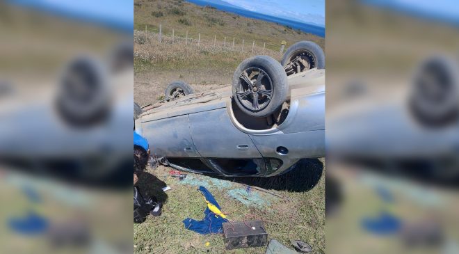 Pareja de Río Grande habría sustraído dos bolsos de un vehículo volcado