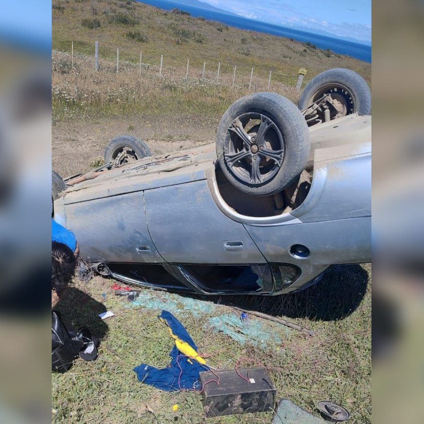 Pareja de Río Grande habría sustraído dos bolsos de un vehículo volcado