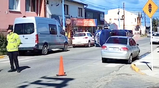 Conductora en contramano volcó tras chocar a un vehículo estacionado