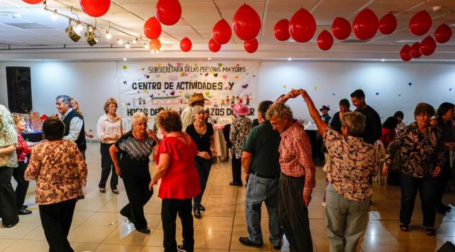 Adultos mayores festejaron San Valentín en el baile “Flechazo en el Tiempo”