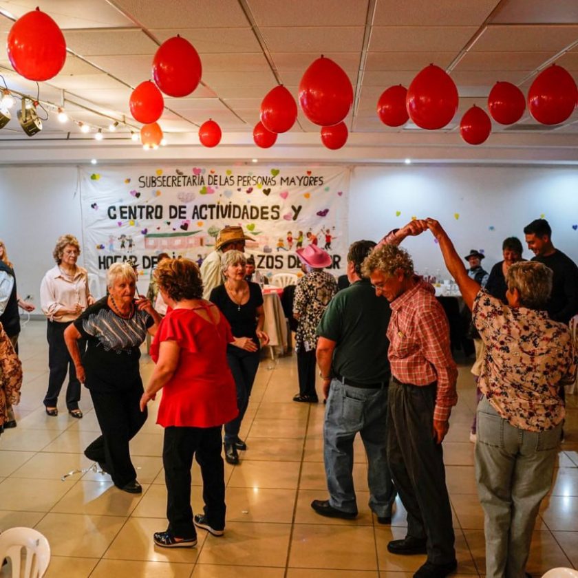 Adultos mayores festejaron San Valentín en el baile “Flechazo en el Tiempo”