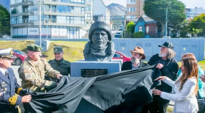 Se inauguró el busto del general Jorge Leal