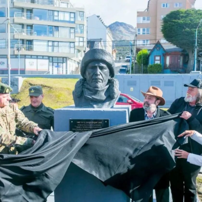 Se inauguró el busto del general Jorge Leal