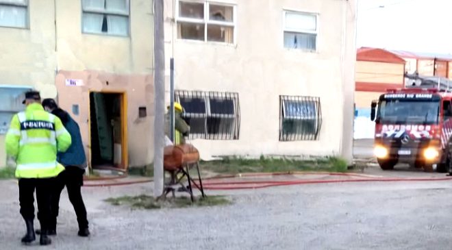 Pareja y dos nenas quedan atrapadas en un incendio intencional