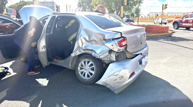 Joven conductora resulta herida